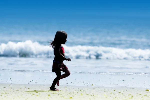 小女孩跑到蓝色的海洋 — 图库照片