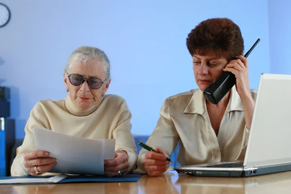 Assistente sociale che aiuta la donna anziana . — Foto Stock