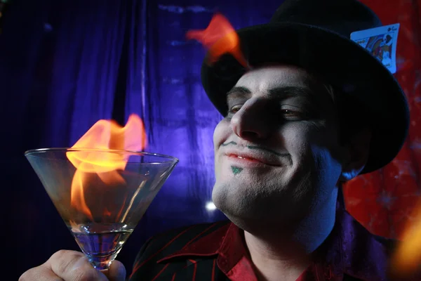 Magician with flaming martini glass. — Stock Photo, Image