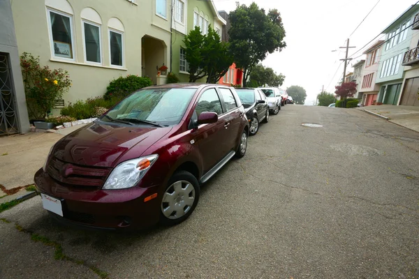 Carros econômicos estacionados em uma rua em San Francisco tranquila — Fotografia de Stock