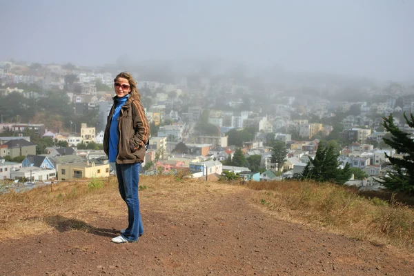 Mulher desfrutando de vista panorâmica no topo do Kite Hill — Fotografia de Stock