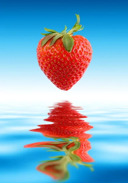 Beautiful Strawberry Over Water — Stock Photo, Image