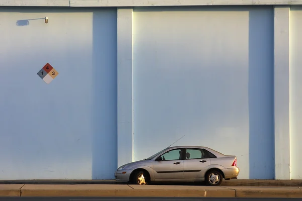 Auto neben einer großen blauen Wand geparkt — Stockfoto