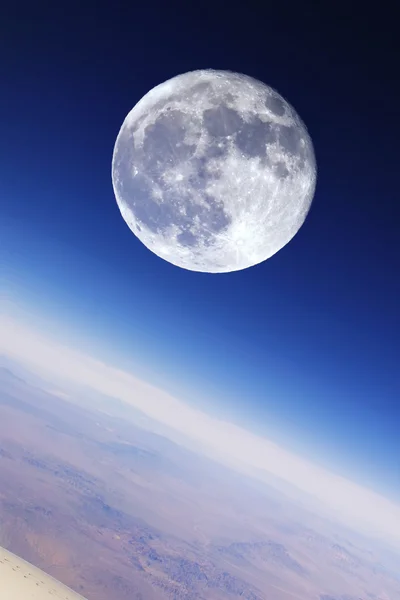 Fullmåne över jordens stratosfär — Stockfoto