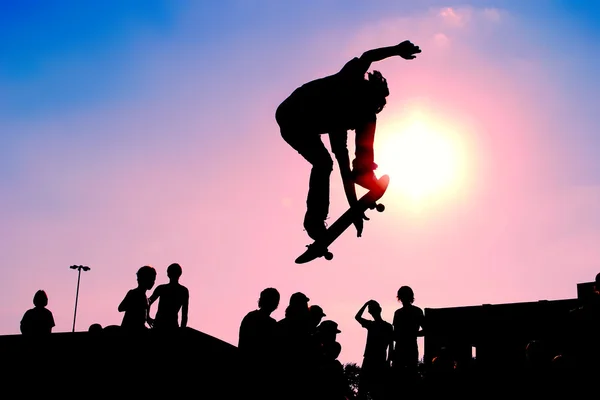 Springen skateboarder silhouet — Stockfoto