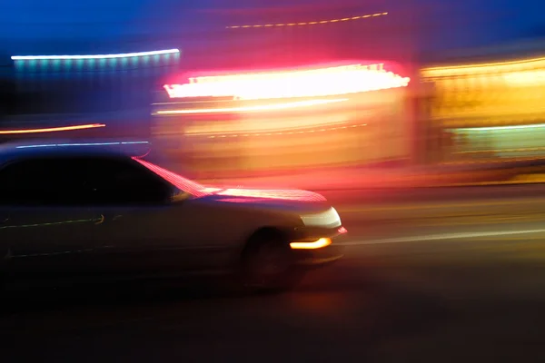 Carro em movimento rápido à noite — Fotografia de Stock