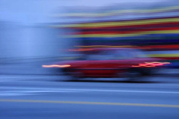 Velocidade do carro no crepúsculo — Fotografia de Stock