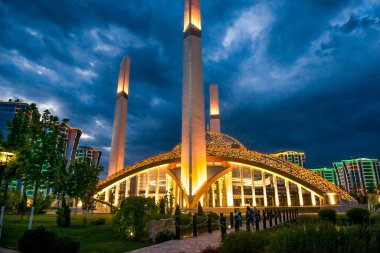 Argun şehrindeki caminin gece görüşü. Çeçenistan