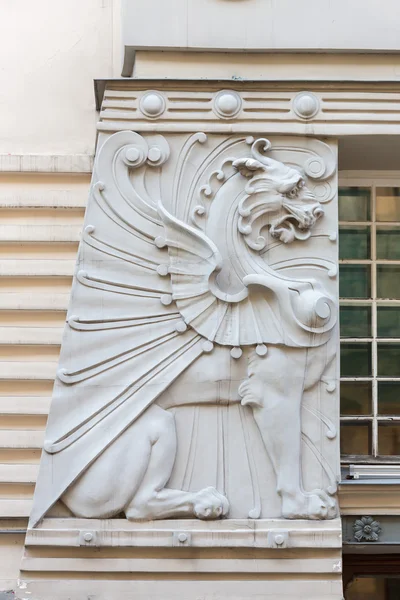 Architektonický detail na fasádě domu v Rize — Stock fotografie