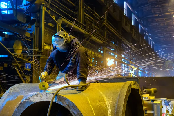 Trabajador maneja detalle — Foto de Stock