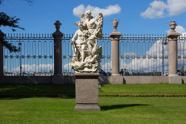 Sculpturale groep in de zomertuin in Sint-petersburg — Stockfoto