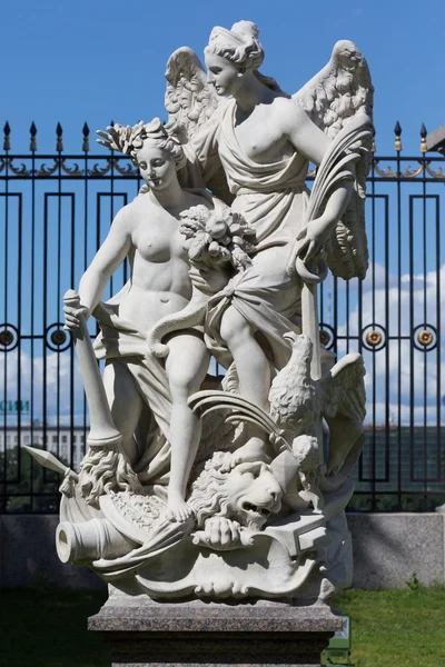 Скульптурная группа в Летнем саду в Санкт-Петербурге — стоковое фото
