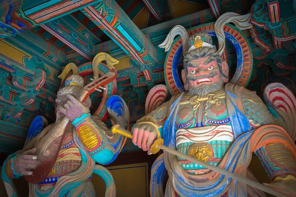 Guards at the entrance to Bulguksa temple complex (was built in — Stock Photo, Image