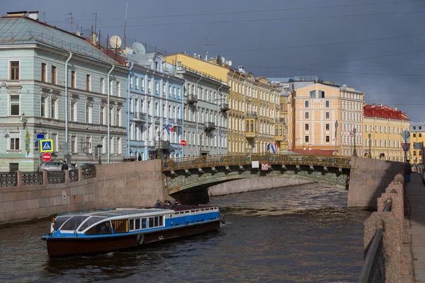 Barco fluvial no rio Moika em São Petersburgo, Rússia — Fotografia de Stock