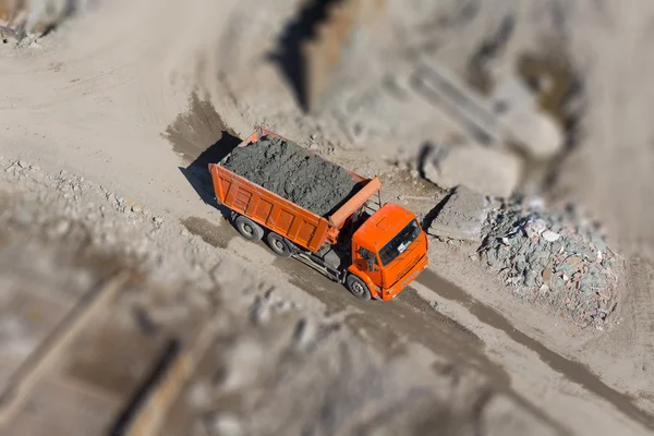 İnşaat alanında çöp kamyonu.