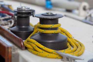 Yelkenli vinç ve ip yat detay.