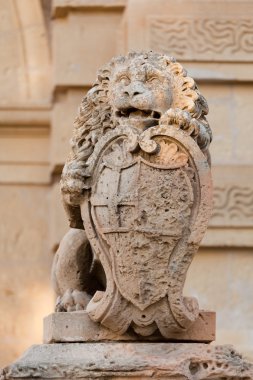 mdina kapısında bekçilik aslan