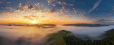 Pieniny dağlarında vadileri, güneşi ve sisi olan güzel bir manzara.