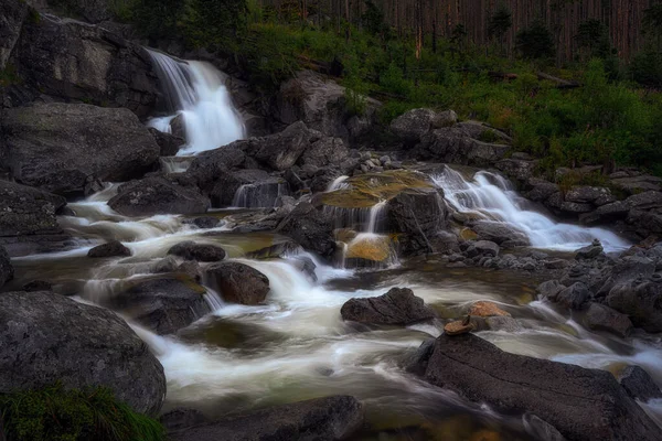 Cold Creek Falls dans la lumière du soir en été Studenovodske vodopady — Photo