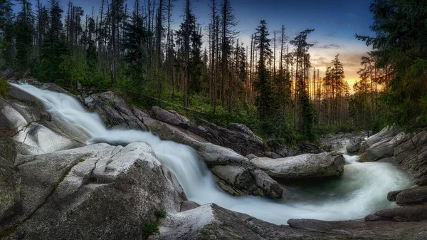 Cold Creek Falls im Abendlicht im Sommer Studenovodske vodopady — Stockfoto