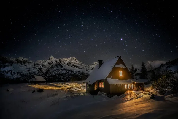 Noite na casa de campo Betlejemka abaixo Kasprowy wierch no vale de Gasienicowa — Fotografia de Stock