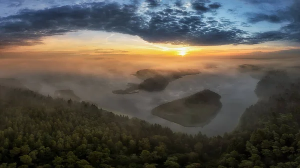 Morning at polish Lake Wigry with fog and sun at Bryzgiel — Stock Photo, Image