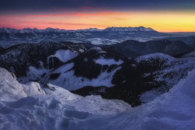 Gündoğumundan önce High Tatras 'ın panoraması