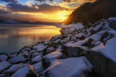 Liptovska Mara Barajı kıyısında gün batımı