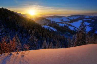 Gün batımında Batı Tatrch 'taki vadiye bakın.