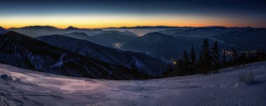Mavi saatte Chleb 'in vadiden panoramik görüntüsü