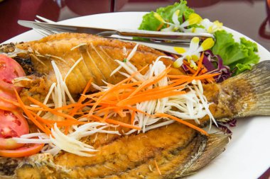 Kızarmış balık ve sebze tabakta, kızarmış balık tabakta ahşap masada!