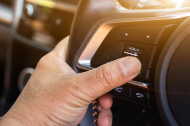 Sürücü, servis istasyonunda sürüş öncesi direksiyon ve vites sistemini kontrol eder, vites değiştirme ve onarım