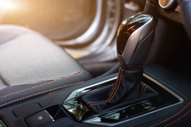 Sürücü, servis istasyonunda sürüş öncesi direksiyon ve vites sistemini kontrol eder, vites değiştirme ve onarım