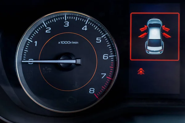 故障インジケータを示すダッシュボードパネルシンボル上の車の状態警告灯の画面表示 — ストック写真