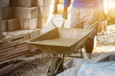 İşçiler inşaat sahasına beton dökerler, yer inşaatında kullanılan çelik çubuklar, işçiler konut inşaatı için dökülür.