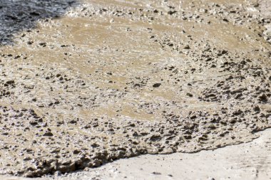 İşçiler inşaat sahasına beton dökerler, yer inşaatında kullanılan çelik çubuklar, işçiler konut inşaatı için dökülür.