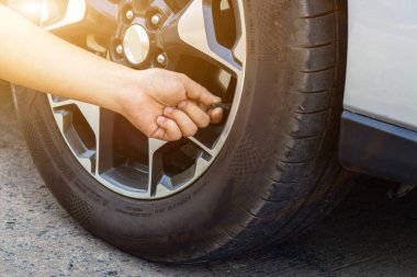 Otomatik mekanik veya sürücü direksiyon ve vites sistemini kontrol eder ve servis istasyonunda sürmeden önce sistemi başlatır, sürmeden önce değiştirir ve onarır