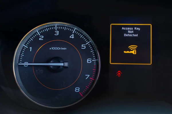 故障インジケータを示すダッシュボードパネルシンボル上の車の状態警告灯の画面表示 — ストック写真