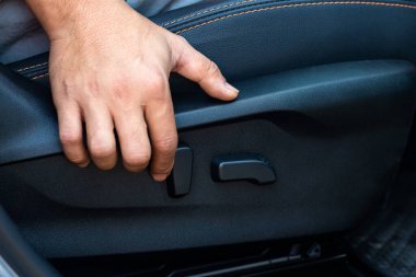 Sürücü, servis istasyonunda sürüş öncesi direksiyon ve vites sistemini kontrol eder, vites değiştirme ve onarım