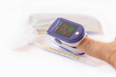 Modern nabız oksimetresi kullanan erkek eller, modern nabız oksimetresi kullanan tanımlanamayan adam, erkek hasta kan oksijeni, doygunluk ölçümü ve koronaviru için klipse benzeri küçük bir cihaz koyuyor.