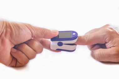 Modern nabız oksimetresi kullanan erkek eller, modern nabız oksimetresi kullanan tanımlanamayan adam, erkek hasta kan oksijeni, doygunluk ölçümü ve koronaviru için klipse benzeri küçük bir cihaz koyuyor.