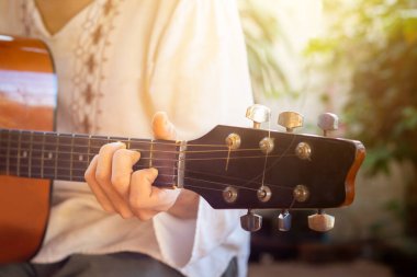 Gitar çalan insanların, akustik gitar çalan insanların eli. Seçici odak