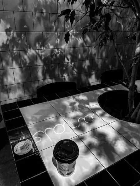 Kafe masasında gölgede çay.