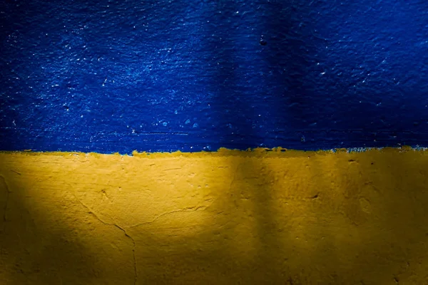 Evin duvarına Ukrayna bayrağı boyanmış..