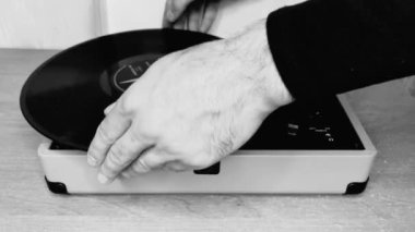 Vinil oynatıcıya elle yerleştirilmiş vinil..