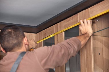 Tamirci dairede mutfak dolabı yapıyor..