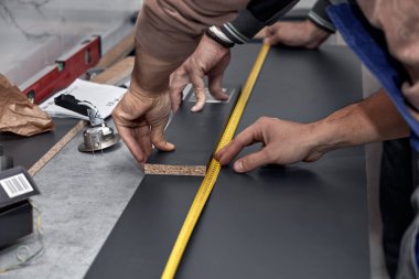 Tamirci dairede mutfak dolabı yapıyor..