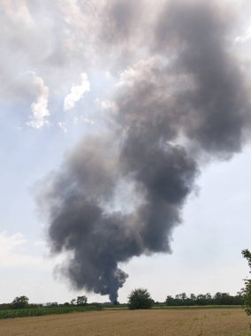 Kırsal alanda dumanlı büyük bir ateş..