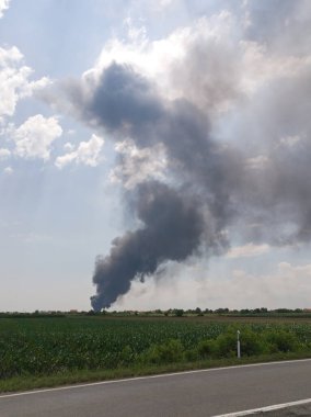 Kırsal alanda dumanlı büyük bir ateş..