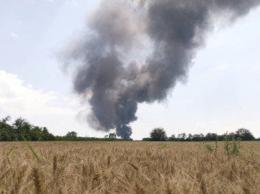 Kırsal alanda dumanlı büyük bir ateş..